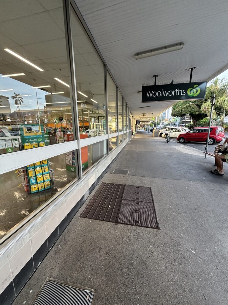 ケアンズ　ウールワース