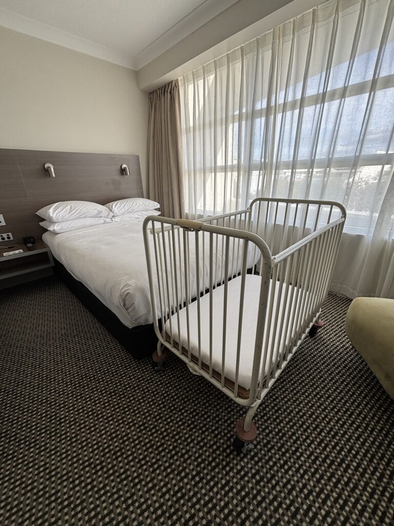 ダブルツリーバイヒルトンケアンズ　ベビーベッド