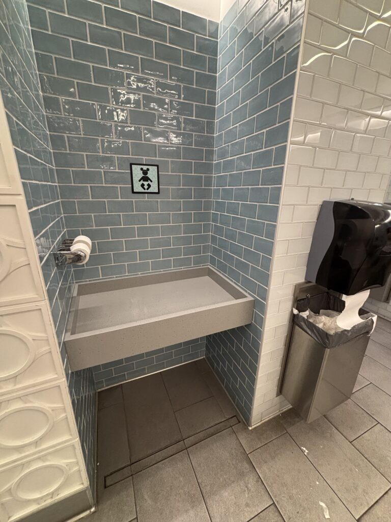 カリフォルニア ディズニー　オムツ交換台