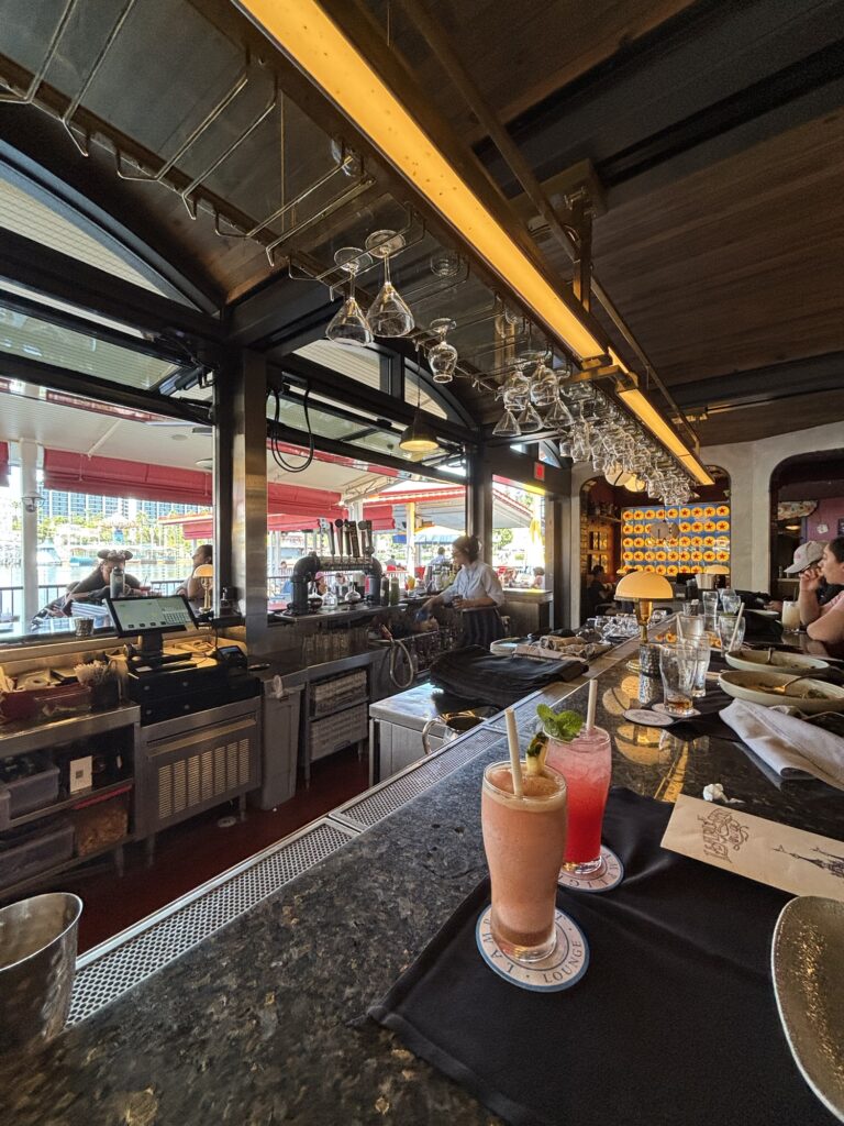 ディズニー・カリフォルニア・アドベンチャー ランプライト・ラウンジ