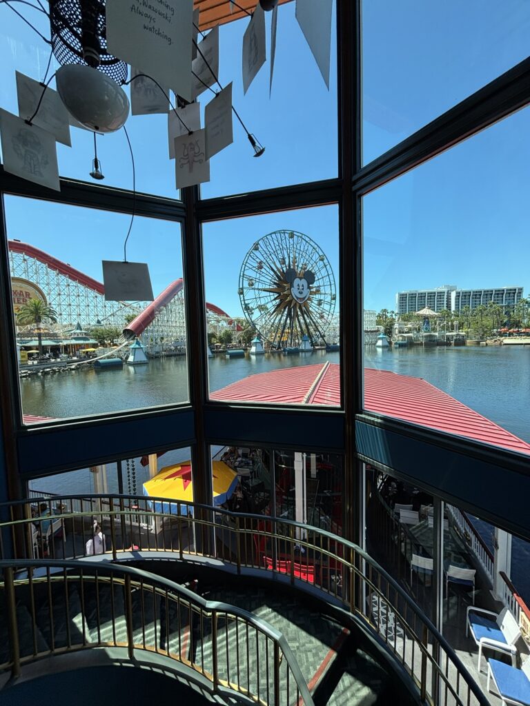 ディズニー・カリフォルニア・アドベンチャー ランプライト・ラウンジ