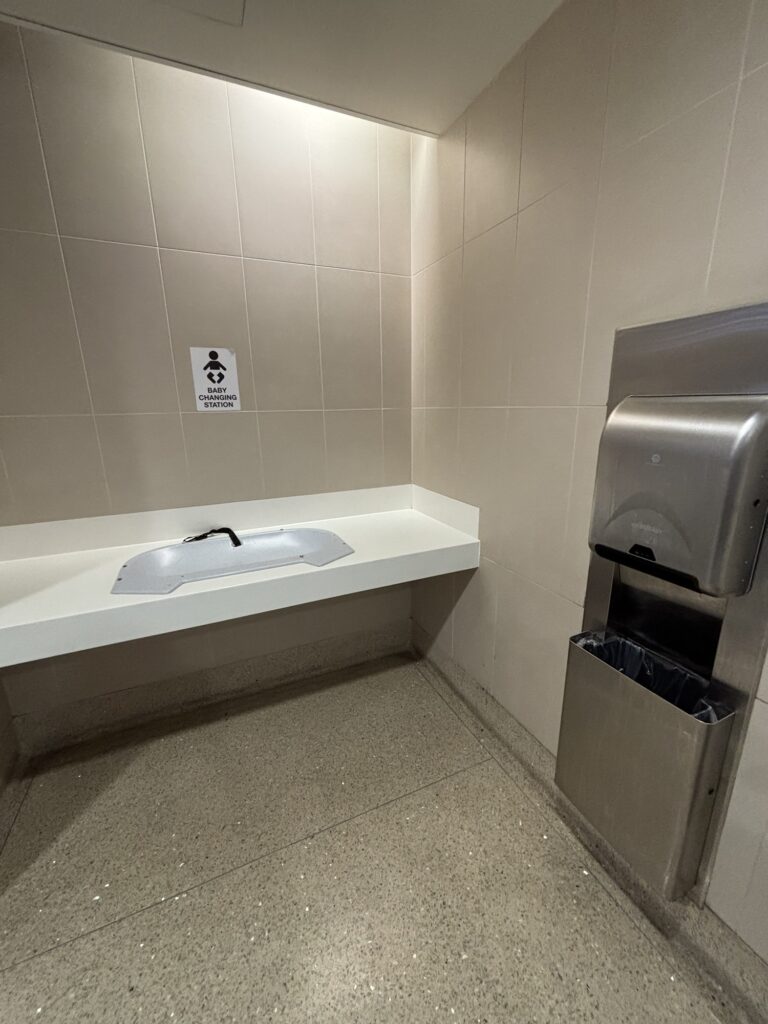 ロサンゼルス国際空港　オムツ交換台